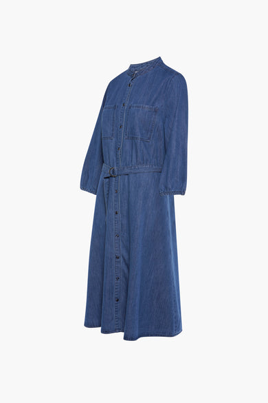 Tissu de denim bleu marine PULZ, avec des manches longues, une ceinture et un fermoir à boutons.