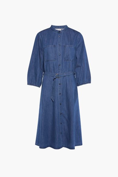 Tissu denim en bleu moyen de PULZ, avec fermeture à boutons et ceinture.
