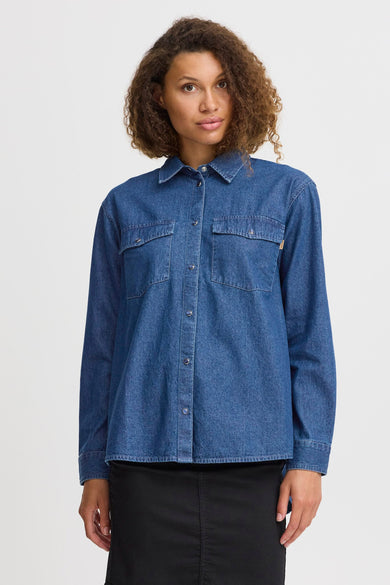T-shirt en jeans de denim bleu PULZ, avec longues manches, fermeture à boutons et deux poches po.