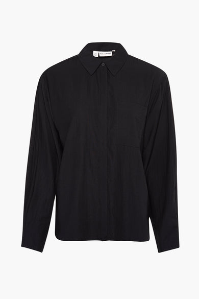 Chemise noire à longues manches de PULZ JEANS, avec poche poitrine et fermeture à boutons, gros plan.