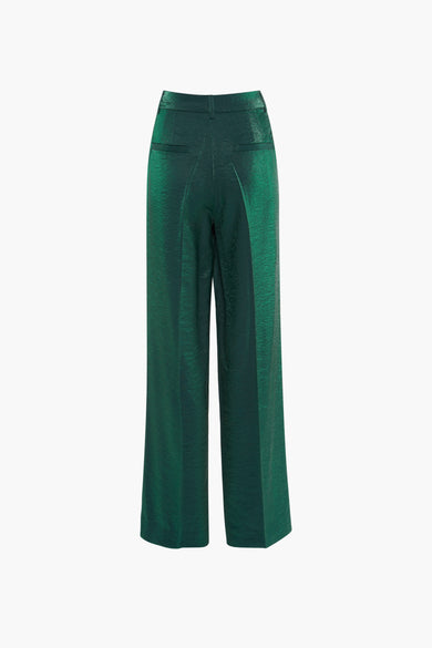 Groene broek van PULZ, met een glanzende textuur en een wijde pijp, gezien vanaf de achterkant.
