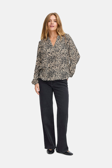 Blouse brune à longues manches de PULZ, avec un imprimé zèbre noir et une coupe décontractée.