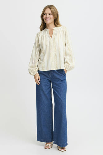Blouse écru à longues manches de PULZ, avec un motif ethnique et des jeans larges.
