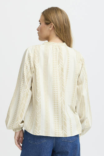 Blouse écru à longues manches de PULZ, dotée d'un motif ethnique et de manches ballon, sur un modèle.