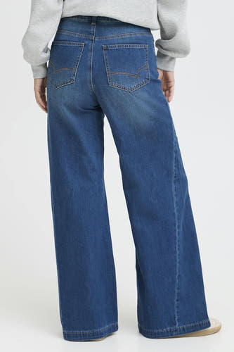 Jean large en denim bleu foncé de PULZ, avec des poches arrière et des jambes larges.