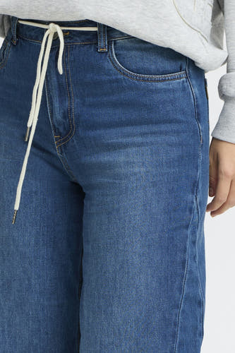 Jean décontracté de denim bleu foncé de PULZ, avec une ceinture blanche et une coupe décontractée.