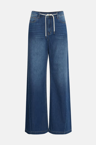 Jean large de denim bleu foncé de PULZ, avec une ceinture à la taille.