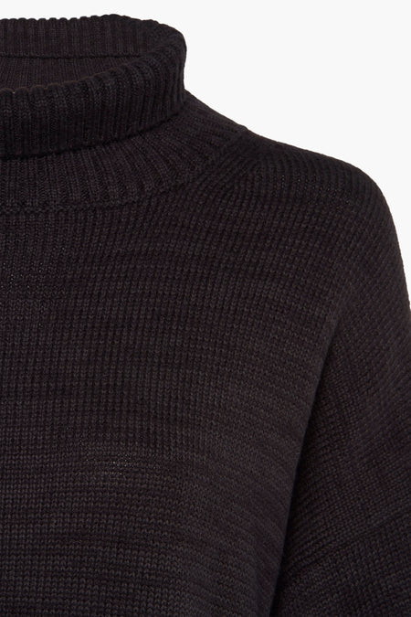 Gilet noir à col rond de PULZ, avec une texture côtelée et un haut col.