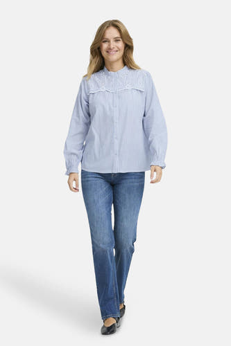 Chemise bleue rayée avec manches longues de PULZ, avec des détails bordés et portée avec des jeans et des chaussures noires.