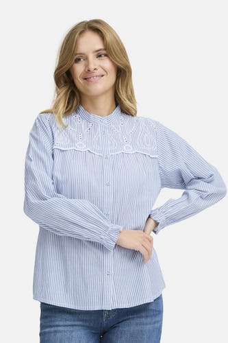 Chemise bleue rayée avec manches longues de PULZ, dotée de détails bordés sur les épaules, portée avec des jeans.