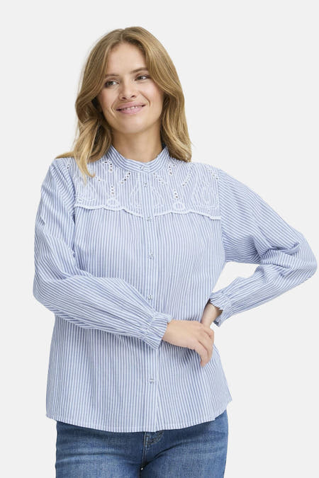 Chemise bleue rayée avec manches longues de PULZ, dotée de détails bordés sur les épaules, portée avec des jeans.