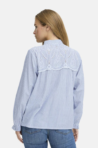 Chemise bleue rayée avec manches longues de PULZ, avec des détails bordés sur le dos et les jeans.