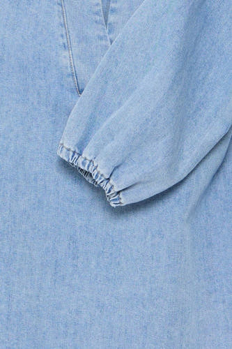 Blouse bleue claire de PULZ, avec des manches longues et un col froncé.