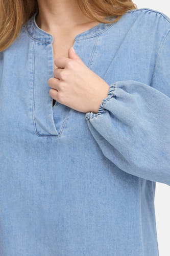 Blouse van PULZ, in een lichtblauwe denimlook met lange pofmouwen en een open halslijn.
