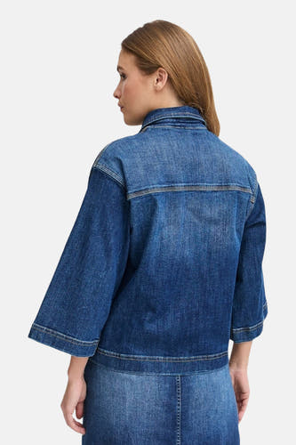 Jean-jacque en denim bleu marine de PULZ, vu de derrière.