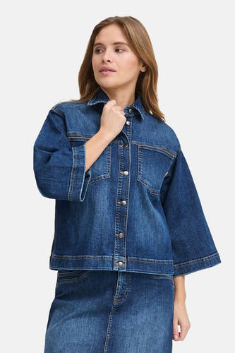 Jean de PULZ en denim bleu foncé, avec des boutons argentés et des poches avant, associé à une jupe en jeans.