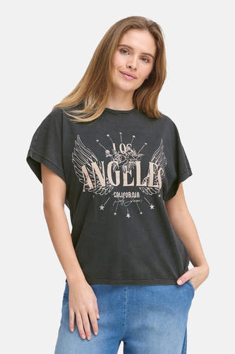 T-shirt noir à manches courtes de PULZ, vu de dos avec une coupe décontractée et un pantalon bleu.