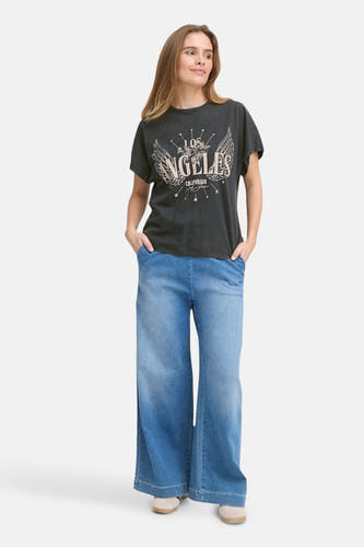 Zwart T-shirt met korte mouwen van PULZ, met Los Angeles print en wijde jeans.
