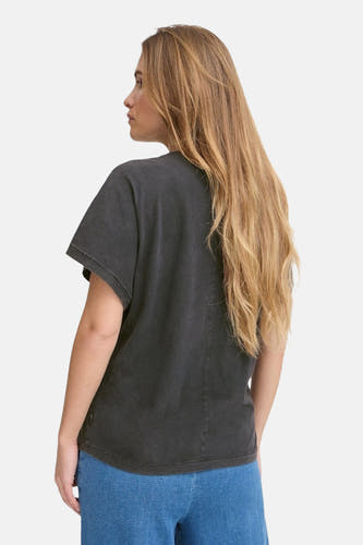 Zwart T-shirt met korte mouwen van PULZ, gezien van achteren met een casual pasvorm en blauwe broek.
