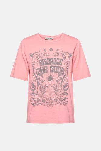 T-shirt rose à manches courtes de PULZ, avec une impression grise 'Embrace the Good' avec des étoiles, des fleurs et un soleil.