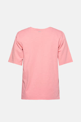 Roze T-shirt met korte mouwen van PULZ, effen stof en ronde hals op een witte achtergrond.
