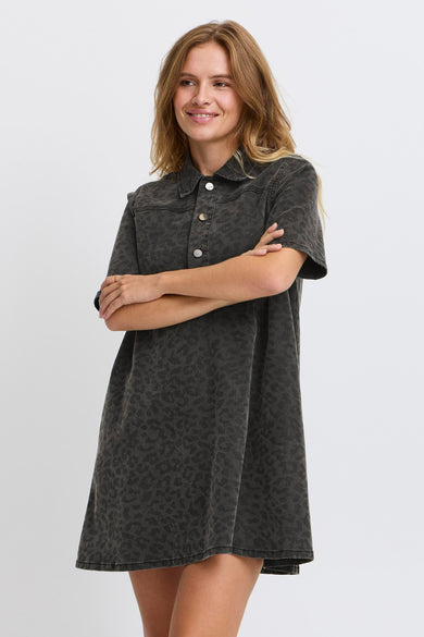 Robe grise à manches courtes de PULZ, avec un imprimé d'animaux et des boutons argentés.