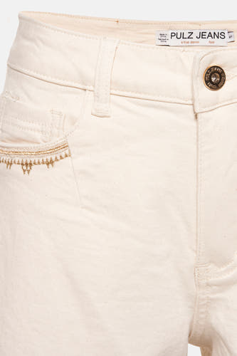 Denim court van PULZ Jeans avec un décoratif broderie dorée sur la poche.