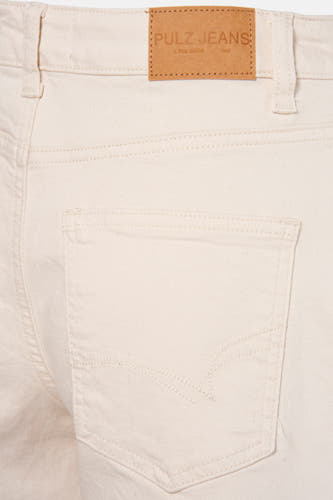 Denim blanc cassé court PULZ Jeans, avec une poche arrière et des passants.