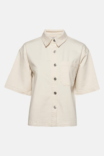T-shirt en jeans de off white denim de PULZ, avec des manches courtes et des boutons argentés.