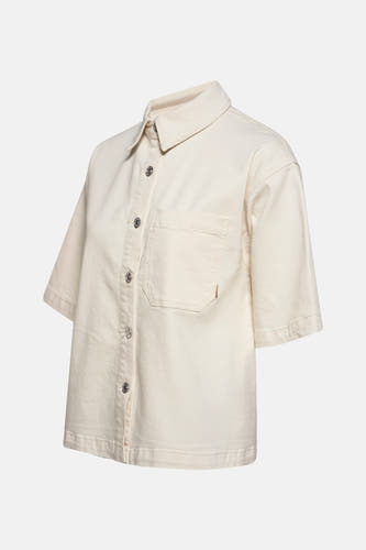Jean denim blanc cassé, chemise de PULZ, à manches courtes, poche poitrine et fermeture à boutons.