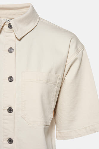 T-shirt en jeans en denim blanc de PULZ, avec des manches courtes et une poche po poitrine.