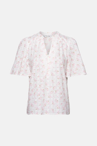 Blouse blanche à manches courtes de PULZ, avec un motif de fleurs roses et des détails de broderie.