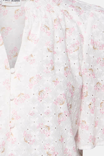 Blouse blanche à manches courtes de PULZ JEANS, avec un motif floral et des détails brodés.
