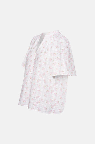 Witte blouse met korte mouwen van PULZ, met een patroon van roze bloemen en broderie details.
