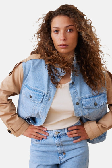 Jean en l denim denimau denim, de PULZ, avec des manches brunes et des boutons métalliques, cropped.