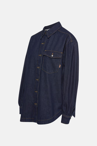 Chemise de jeans bleu marine de PULZ, avec longues manches, fermeture à boutons et une poche po poitrine.