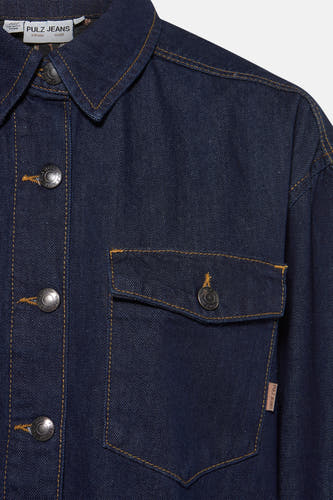 Chemise en jeans bleu marine de PULZ JEANS, avec des points visibles et une poche po poitrine.