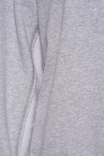 Gilet gris de PULZ avec une texture douce et une pliure subtile et froissée.