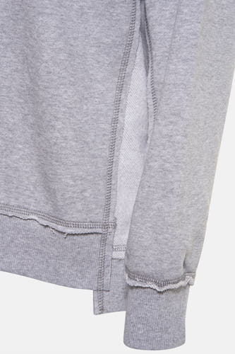 Sweat-shirt gris de PULZ, avec une fente sur le côté et un bord fini.