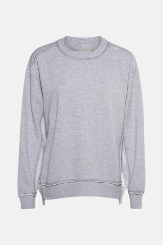 Gilet gris de PULZ, avec un col rond et une encolure raw-edge.