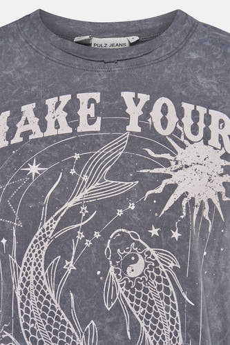 T-shirt gris à manches courtes de PULZ JEANS, avec un lavage vintage et une impression graphique de poissons et d'étoiles.