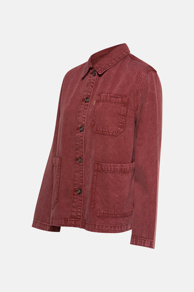 Veste en jeans rouge de PULZ, avec poche poitrine, poches cousues et fermeture à boutons.