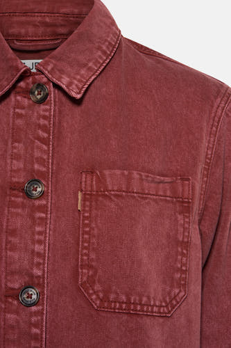 Veste en jeans rouge de PULZ avec fermeture à boutons et poche poitrine, version courte.