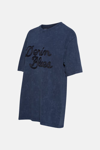 T-shirt bleu à manches courtes de PULZ, avec des lettres "Denim Blues" noires brodées sur l'avant.
