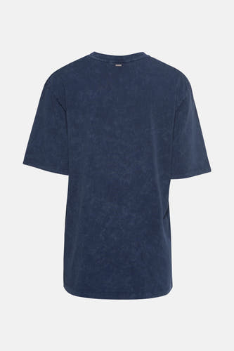 T-shirt bleu à manches courtes de PULZ, avec une texture lavée et un étiquette sur le col.