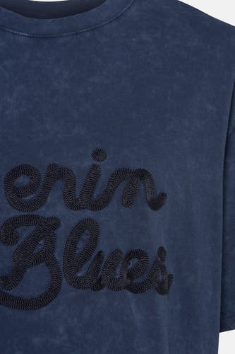 T-shirt bleu à manches courtes de PULZ, avec un texte brodé en lettres élégantes.