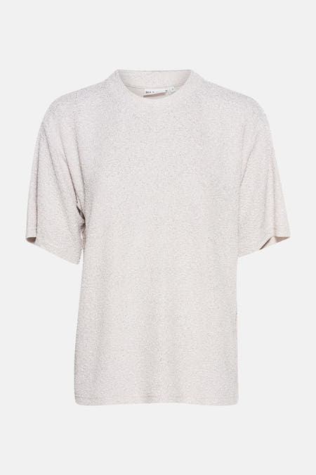 T-shirt argenté à manches courtes de PULZ, avec une texture tricotée sur un fond lisse.