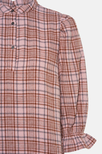 Blouse rose de PULZ, avec des manches longues et un motif à carreaux brun, terminée par une encolure plissée et des poignets.