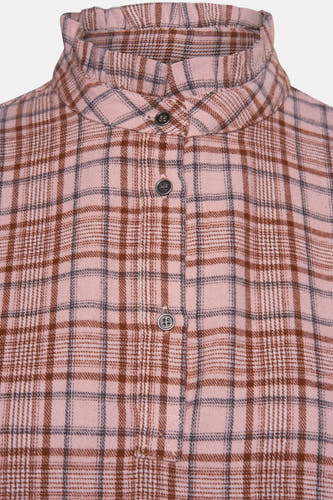 Blouse rose de PULZ avec une impression à carreaux et un col avec des volants, fermée par devant.