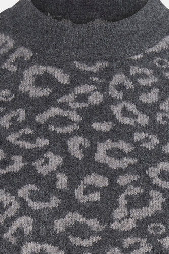 Sweat-shirt gris avec col rond de PULZ, imprimé zèbre en tons gris et texture tricotée.